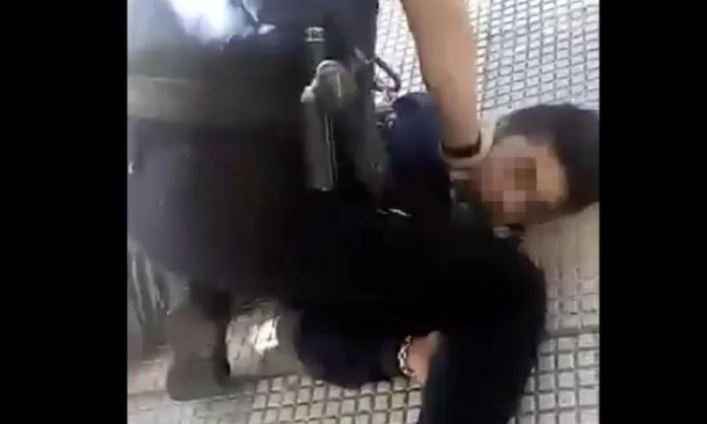 Αστυνομικός γονάτισε στο λαιμό 14χρονου που δεν φορούσε μάσκα στην Ισπανία (βίντεο)